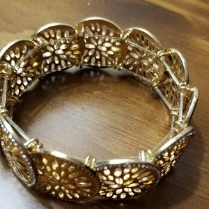 Goldtone stretch bracelet.